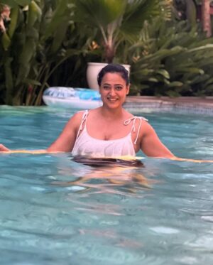 Shweta Tiwari Instagram - Just existing is not enough.. it’s time to live your life❤️

@villasbynoor