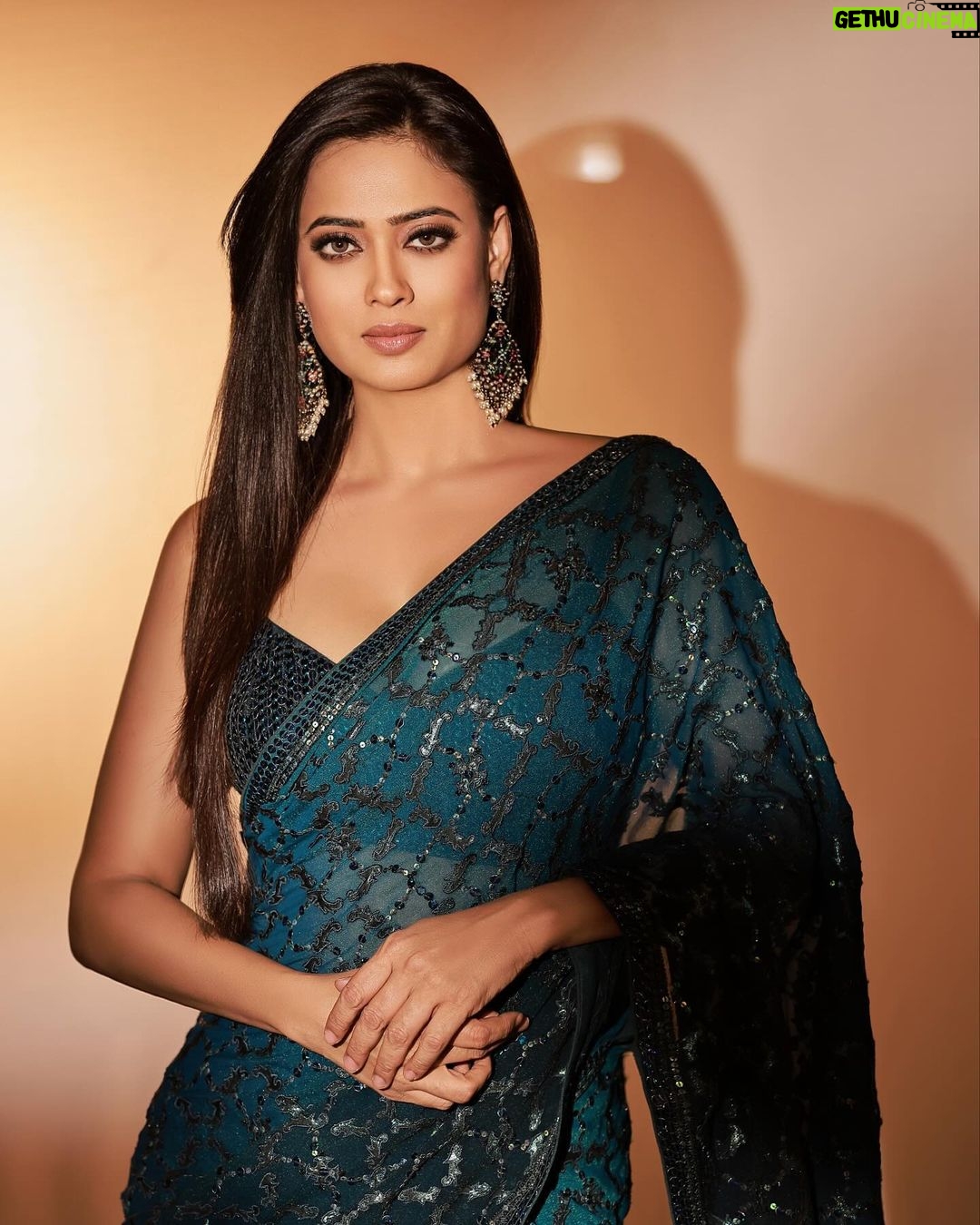 Shweta Tiwari Instagram - Saree @shilpiguptaatelier Earring @rubans.in @oakpinionpr Stylist @stylingbyvictor @sohail__mughal___ Assistant stylist @janvijain123 Photographer @amitkhannaphotography Makeup @durgedeepak76
