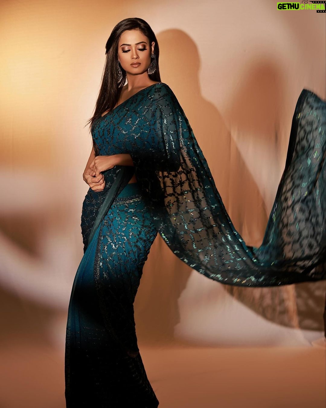 Shweta Tiwari Instagram - Saree @shilpiguptaatelier Earring @rubans.in @oakpinionpr Stylist @stylingbyvictor @sohail__mughal___ Assistant stylist @janvijain123 Photographer @amitkhannaphotography Makeup @durgedeepak76