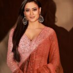 Shweta Tiwari Instagram - Outfit @petalsnx Stylist @sohail__mughal___ @stylingbyvictor Assistant stylist @janvijain123 Accessories @nehbynehaparmar Photographer @amitkhannaphotography