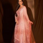 Shweta Tiwari Instagram - Outfit @petalsnx Stylist @sohail__mughal___ @stylingbyvictor Assistant stylist @janvijain123 Accessories @nehbynehaparmar Photographer @amitkhannaphotography