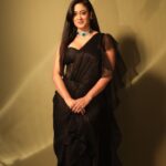 Shweta Tiwari Instagram - Saree @reynutaandon Jewellery @gbtbetrue Stylist @stylebysaachivj Team @sanzimehta777 Intern @muskaanparakh Photographer @sjframes