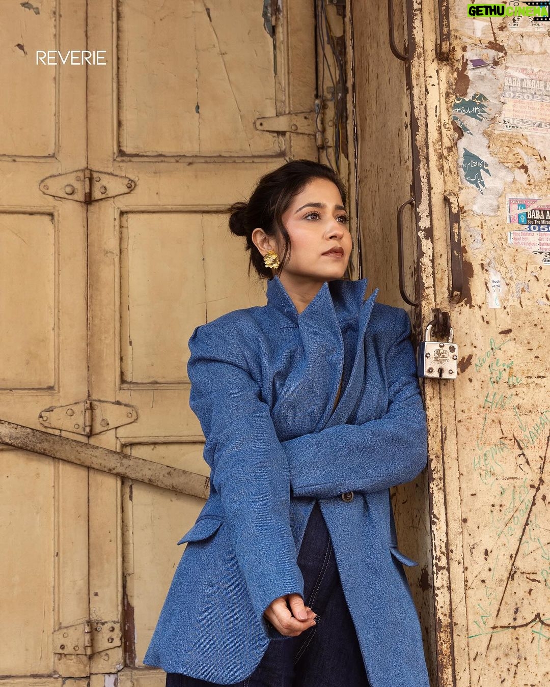 Shweta Tripathi Instagram - Doing Monday Blues right 🩵💙 Wearing Denim jacket: @readthetag Earrings: @lovelate20s ___ Photography : @abhijeetanand_ Styling : @shahriyar_Adil Styling team : @pratimajukalkar Hair & Makeup : @sofiexhmu__ #Reverieindia #Reveriefebcover #ShwetaTripathiSharma#lovelate20s #HomegrownMagazine #VocalForLocal #digitalcover #heritage #charminar #hyderabad