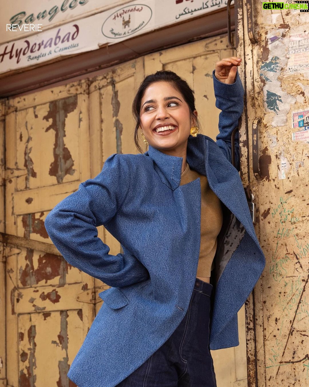 Shweta Tripathi Instagram - Doing Monday Blues right 🩵💙 Wearing Denim jacket: @readthetag Earrings: @lovelate20s ___ Photography : @abhijeetanand_ Styling : @shahriyar_Adil Styling team : @pratimajukalkar Hair & Makeup : @sofiexhmu__ #Reverieindia #Reveriefebcover #ShwetaTripathiSharma#lovelate20s #HomegrownMagazine #VocalForLocal #digitalcover #heritage #charminar #hyderabad