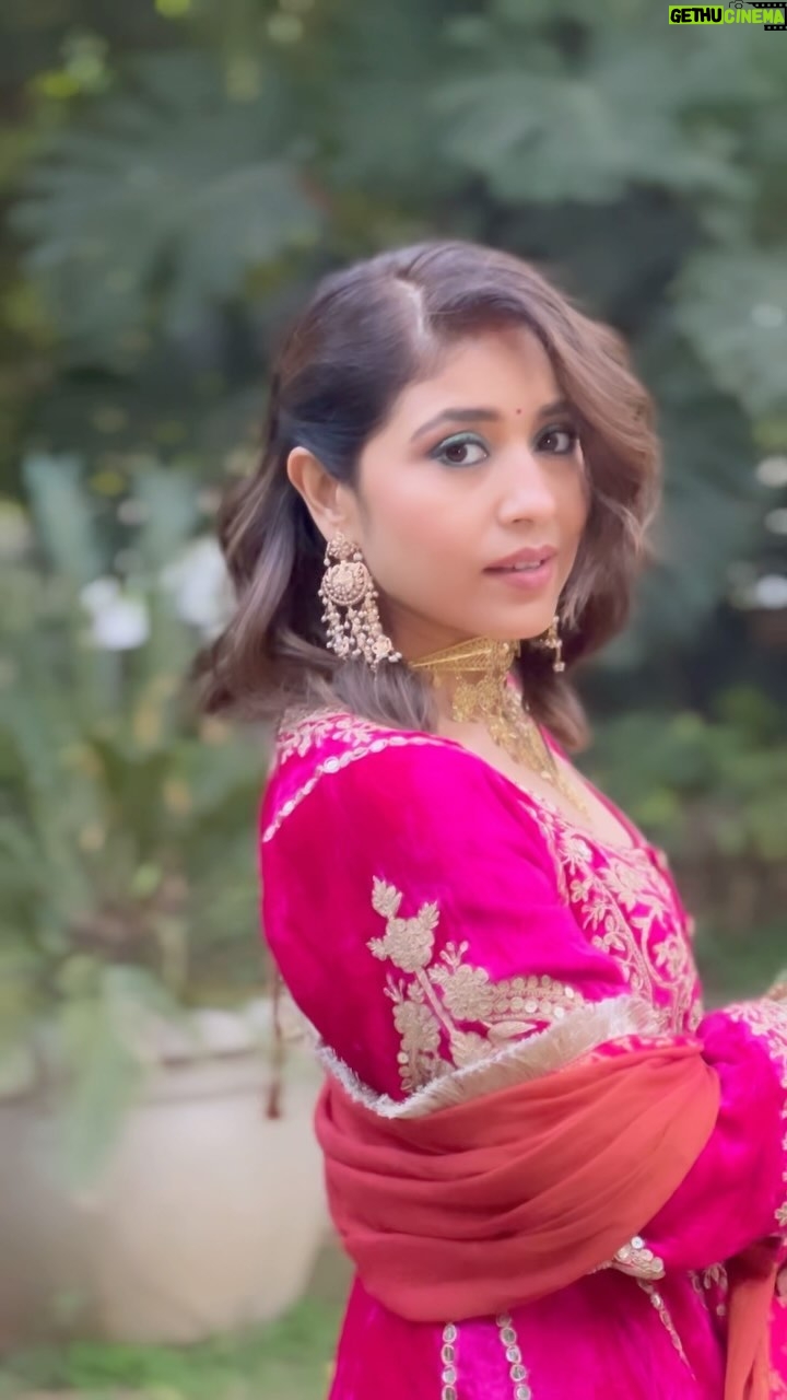 Shweta Tripathi Instagram - I am not obsessed with pink. Also me^ Fun fact: my nick name is ku..Pinku 💖