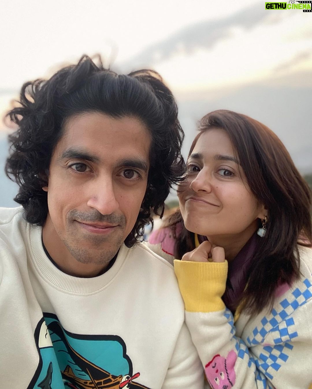 Shweta Tripathi Instagram - Kabhi cozy, Kabhi funnnnn π₯°π€ͺ Itβs all about loving the mountains ποΈπ³π΅ Pokhara, Nepal