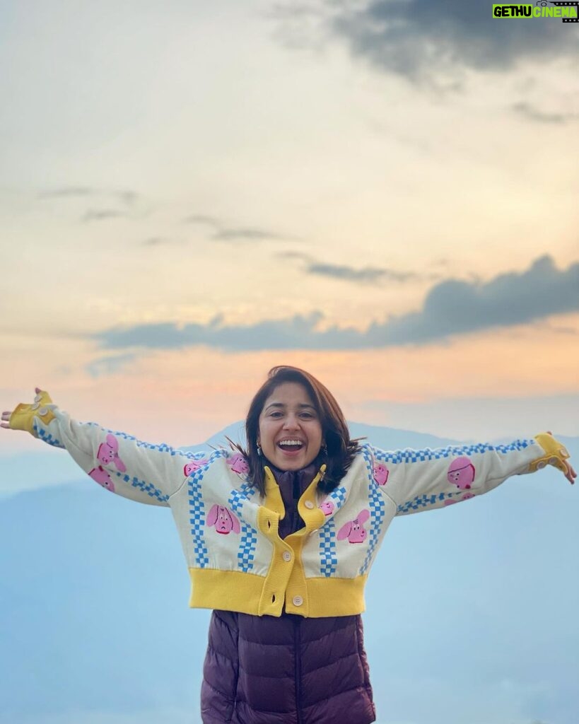 Shweta Tripathi Instagram - Kabhi cozy, Kabhi funnnnn 🥰🤪 It’s all about loving the mountains 🏔️🇳🇵 Pokhara, Nepal