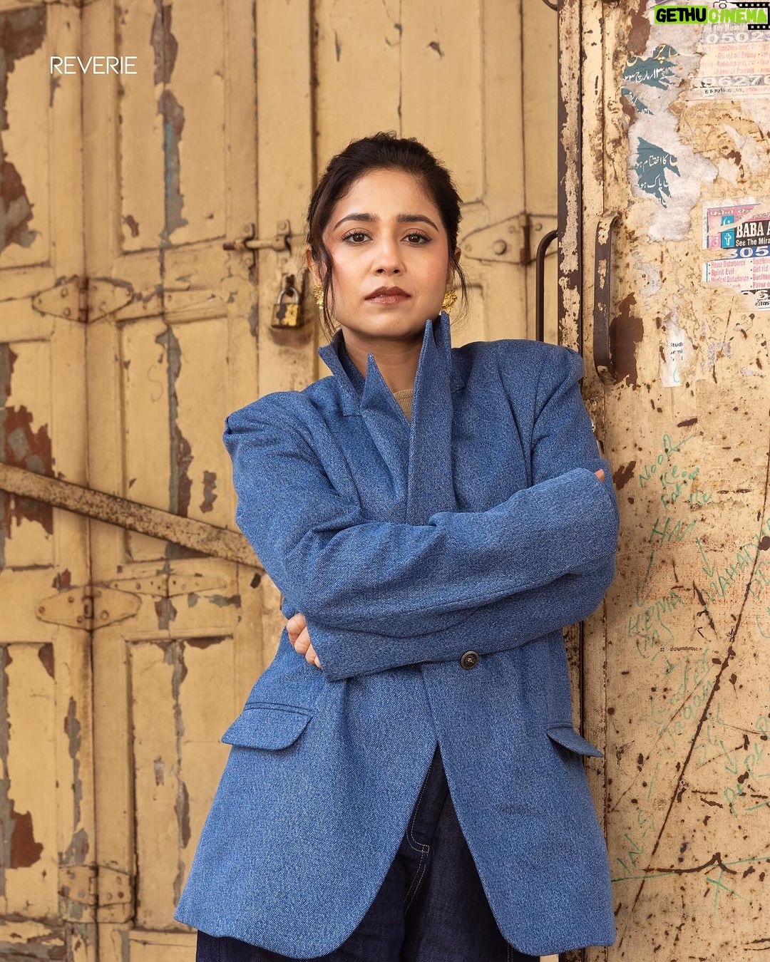 Shweta Tripathi Instagram - Doing Monday Blues right 🩵💙 Wearing Denim jacket: @readthetag Earrings: @lovelate20s ___ Photography : @abhijeetanand_ Styling : @shahriyar_Adil Styling team : @pratimajukalkar Hair & Makeup : @sofiexhmu__ #Reverieindia #Reveriefebcover #ShwetaTripathiSharma#lovelate20s #HomegrownMagazine #VocalForLocal #digitalcover #heritage #charminar #hyderabad