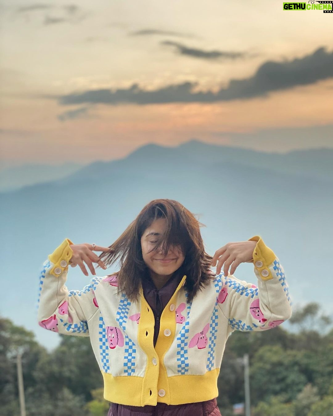 Shweta Tripathi Instagram - Kabhi cozy, Kabhi funnnnn π₯°π€ͺ Itβs all about loving the mountains ποΈπ³π΅ Pokhara, Nepal