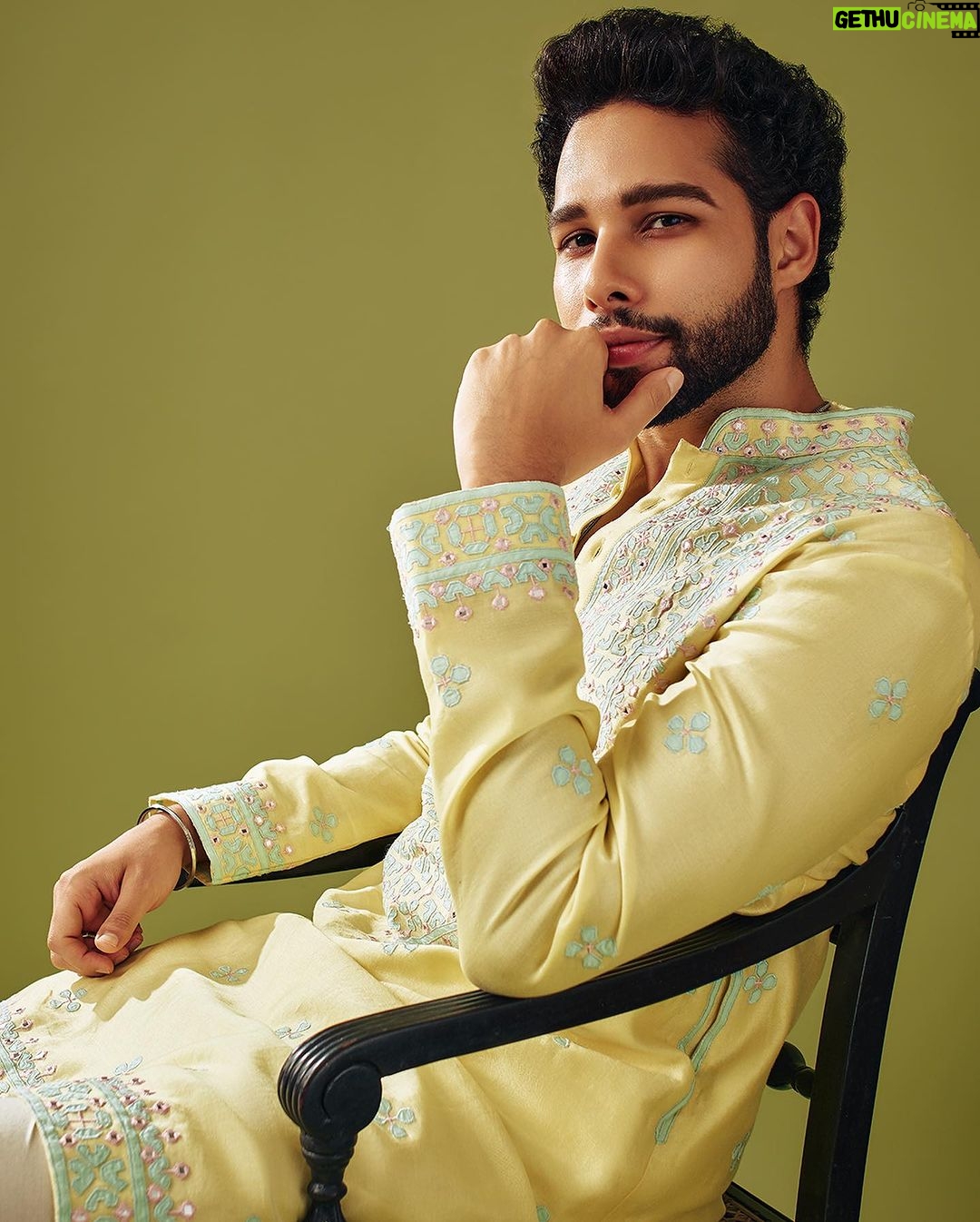 Siddhant Chaturvedi Instagram - गणपति बप्पा मोरया, मंगल मूर्ति मोरया! 🙏 . . . . Photographed by @harneshjoshi Styled by @nikitajaisinghani Wearing @abujanisandeepkhosla H&MU @swapnildiwakar_hair @hinaldattani