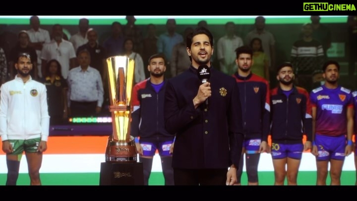 Sidharth Malhotra Instagram - Namaskaram Hyderabad. 🙏🏼 Grateful for all the love! ❤️ #Yodha in cinemas March 15. @karanjohar @apoorva1972 @shashankkhaitan @raashiikhanna @dishapatani @sagarambre_ #PushkarOjha @primevideoin @dharmamovies @mentor_disciple_entertainment @aafilms.official @tseries.official