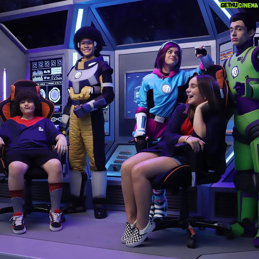 Sienna Belle Instagram - eu ouvi FASE FINAL de Bugados? 👾✨💚🎮 DIA 11 DE DEZEMBRO NO @mundogloob ;) romance… 💘 aventura… 😎 música… 🎶 amizade… 🤞🏼 vocês não vão querer perder a 6a e ÚLTIMA temporada! está mais eletrizante e BUGADO como nunca! ☄️🥳🌌✨ AGORA É PLAY… (completem nos comentários) 🙈💜