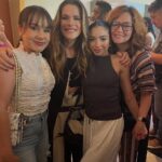 Sienna Belle Instagram - pré-estreia de “O Primeiro Natal do Mundo” com encontros e reencontros lindos! ♥️✨🎄 RJ vem cheio de presentes! <333 dia 08 de Dezembro no @primevideobr <3 está fofíssimo! parabéns a todos do elenco lindo e equipe :))) 🥹 #oprimeironataldomundo 🚨🚨🚨 📸 Santiago de Andrade Agnews
