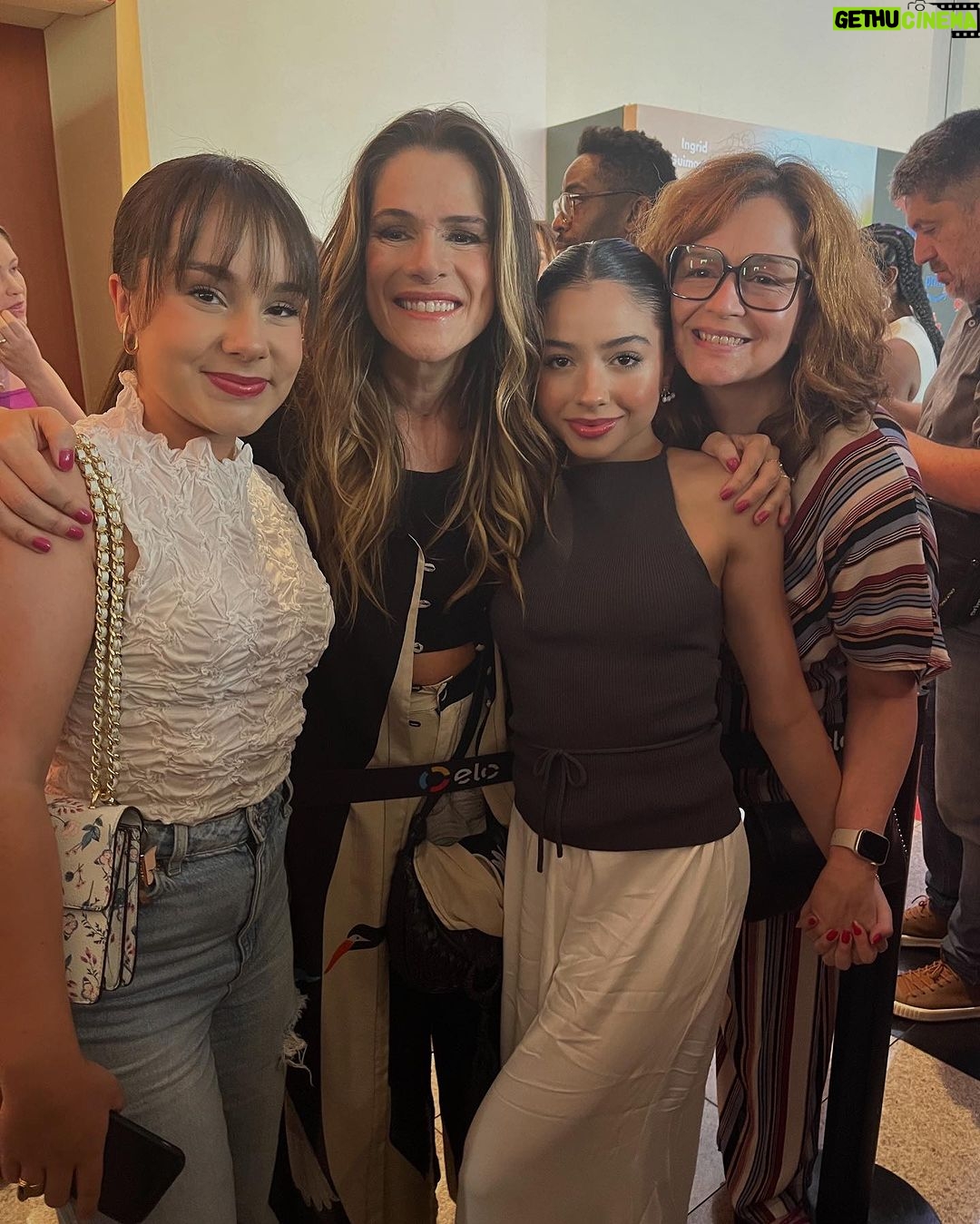 Sienna Belle Instagram - pré-estreia de “O Primeiro Natal do Mundo” com encontros e reencontros lindos! ♥️✨🎄 RJ vem cheio de presentes! <333 dia 08 de Dezembro no @primevideobr <3 está fofíssimo! parabéns a todos do elenco lindo e equipe :))) 🥹 #oprimeironataldomundo 🚨🚨🚨 📸 Santiago de Andrade Agnews