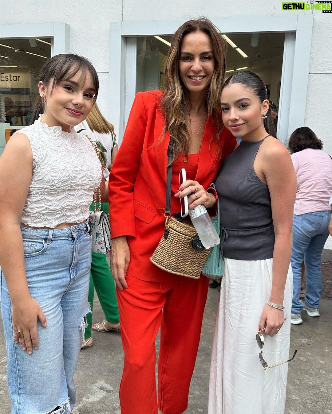 Sienna Belle Instagram - pré-estreia de “O Primeiro Natal do Mundo” com encontros e reencontros lindos! ♥️✨🎄 RJ vem cheio de presentes! <333 dia 08 de Dezembro no @primevideobr <3 está fofíssimo! parabéns a todos do elenco lindo e equipe :))) 🥹 #oprimeironataldomundo 🚨🚨🚨 📸 Santiago de Andrade Agnews