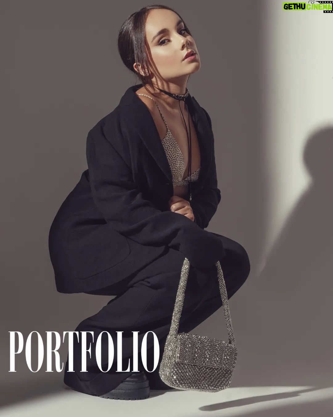 Sienna Belle Instagram - Nossa capa e entrevista de hoje é uma querida jovem atriz e cantora tão talentosa que nos enche de orgulho. Há oito anos acompanhamos a carreira de Sienna Belle e agora chegou a vez dela contar sua história com o mesmo bom humor e alegria de sempre. Amamos a Sienna Belle! • Venham conferir nossa adorável entrevista clicando no link da Bio e nos Stories. #RevistaPortfolio #AmadasdaPortfolio #RevistaPortfolioCapa #SiennaBelle #LuizAlbertoPortfolio 📸 Julianna Sabbatini