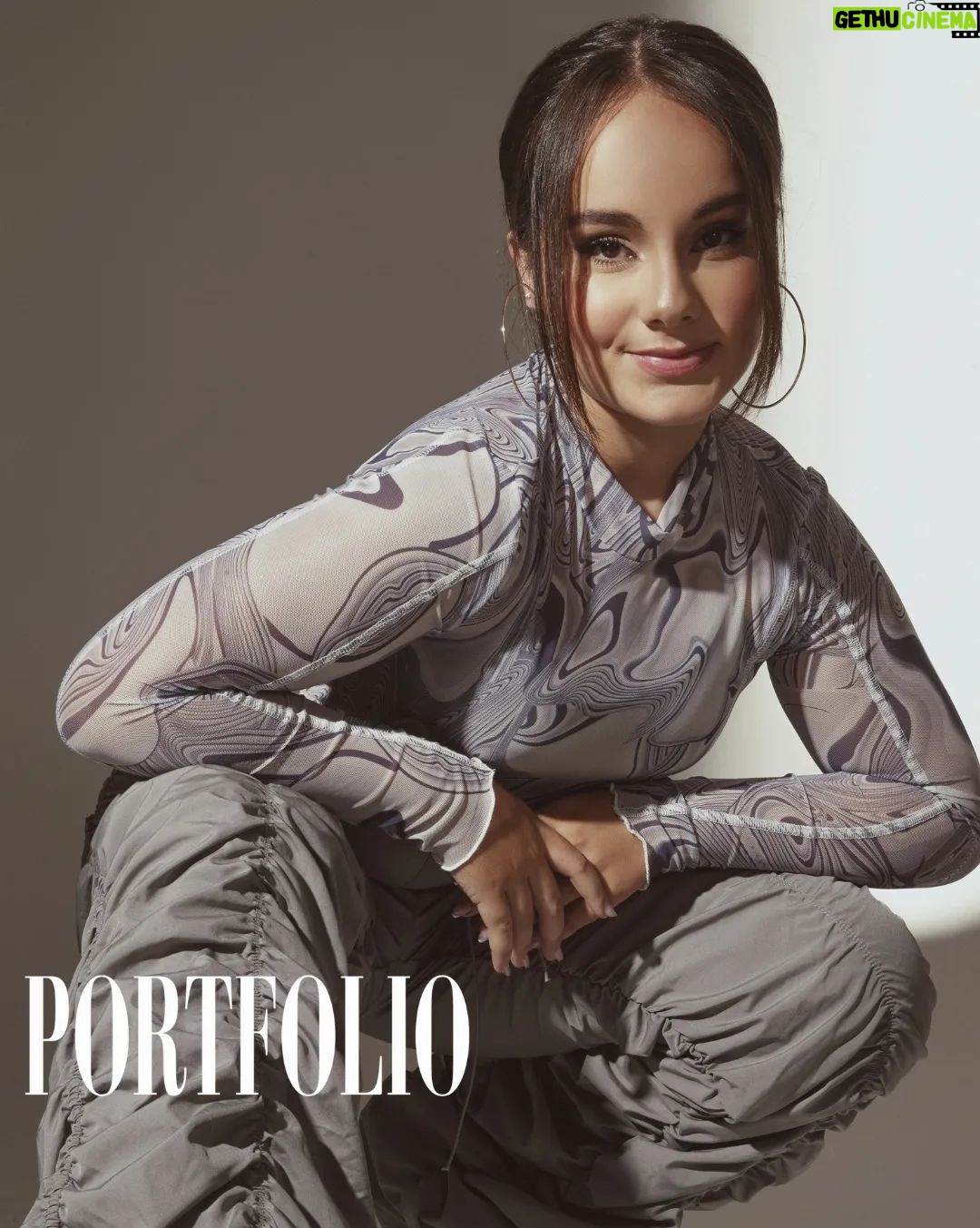 Sienna Belle Instagram - Nossa capa e entrevista de hoje é uma querida jovem atriz e cantora tão talentosa que nos enche de orgulho. Há oito anos acompanhamos a carreira de Sienna Belle e agora chegou a vez dela contar sua história com o mesmo bom humor e alegria de sempre. Amamos a Sienna Belle! • Venham conferir nossa adorável entrevista clicando no link da Bio e nos Stories. #RevistaPortfolio #AmadasdaPortfolio #RevistaPortfolioCapa #SiennaBelle #LuizAlbertoPortfolio 📸 Julianna Sabbatini