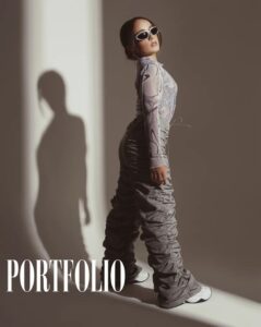 Sienna Belle Instagram - Nossa capa e entrevista de hoje é uma querida jovem atriz e cantora tão talentosa que nos enche de orgulho. Há oito anos acompanhamos a carreira de Sienna Belle e agora chegou a vez dela contar sua história com o mesmo bom humor e alegria de sempre. Amamos a Sienna Belle! • Venham conferir nossa adorável entrevista clicando no link da Bio e nos Stories. #RevistaPortfolio #AmadasdaPortfolio #RevistaPortfolioCapa #SiennaBelle #LuizAlbertoPortfolio 📸 Julianna Sabbatini