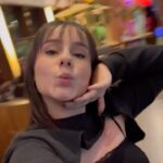 Sienna Belle Instagram - alô, @dinorestaurante 👋💙✨🦖 se você procura um lugar nada óbvio, espaço lindo, pensado para as crianças EEEE TAMBÉM para os adultos, perfeito pra ocasiões especiais? O Dino Restaurante é o lugar perfeituuuu!!! 🤭 mostrei TUDINHO pra vocês da nossa noite por lá! ;) JANTAR NIVER DO CAIO ✅✨ Obrigada a toda a equipe! Atendimento impecável, e muito atenciosos! <3 🦕💫💚 p.s. eu sei que deixei vocês com vontade hihihi 😛🙈