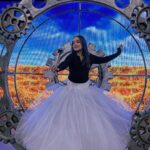 Sienna Belle Instagram - #tbt da minha primeira vez subindo na minha “bolha” de Glinda e fazendo testes de segurança pro espetáculo O Mágico de Oz! 🎀✨ *faltou registros, mas nesse dia eu fiz meu primeiro teste de voo também! (sim, eu dou uma voadinha 🙈) <3 quem foi assistir vê ainda mais de pertinho minha “bolha gigante” 🤭✨ querem mais bastidores do processo e tudo que rola no backstage? 👀💐💖