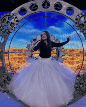 Sienna Belle Instagram - #tbt da minha primeira vez subindo na minha “bolha” de Glinda e fazendo testes de segurança pro espetáculo O Mágico de Oz! 🎀✨

*faltou registros, mas nesse dia eu fiz meu primeiro teste de voo também! (sim, eu dou uma voadinha 🙈) <3

quem foi assistir vê ainda mais de pertinho minha “bolha gigante” 🤭✨ 

querem mais bastidores do processo e tudo que rola no backstage? 👀💐💖