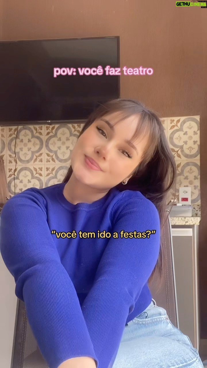 Sienna Belle Instagram - só quem sabe, SABE! KAKAKA pov: você faz teatro pov: você é atriz pov: NÃO POSSO, TENHO ENSAIO! 🙈 pov: NÃO POSSO, TENHO SESSÃO! 🤭 #reels #explore #explorepage #explorar #viral #trend #trending #cover #insta #instagood #instadaily #lifestyle #dublagens #trendingreels #memes #meme #teatro #pov