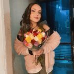 Sienna Belle Instagram – “além do arco-íris tem um lar…” e o palco é sem dúvidas o MEU LAR! <3 🌈🫧✨

tivemos nossa OPENING NIGHT! 🥹
estreamos!!! apresentamos nosso espetáculo para um público lindo, receptivo e de coração quentinho! ♥️

aaa, minha Glinda! minha Bruxa boa do Norte! 💖 grata a @fernanda_chamma e @sandrochaim por acreditar e confiar em mim para dar vida e mais cor a uma personagem tão icônica, especial e imortal! 🧚‍♀️💐

obrigada a cada pessoinha da nossa equipe imensa que investiu tamanha dedicação, tanto tempo e esforço para levantar nosso espetáculo em tempo recorde! <3 🥳

elenco! nós conseguimos! estreamos! e mais uma vez, encontrei uma nova família para exercer o que mais amo e contar uma história que marcou gerações! 👠✨💚🎭

obrigada @magicodeozmusical por me dar a oportunidade de reencontrar amigos e pessoas com quem eu já contracenei, admiro e amo tanto, e encontrar novos colegas em quem me inspiro, já amo e considero tanto! o teatro nos possibilita encontros com almas tão interessantes, pessoas tão diferentes de nós mesmo mas ali por um mesmo propósito… fazer teatro! <3 🫶 sou fã de cada um!

thanks mommy and daddy for absolutely everything and doing the possible and impossible, sacrificing so much just to make my dream come true! i am truly so grateful! <3 love you guys ♥️

aqui está um carrossel de muito amor! fragmentos de uma noite inesquecível <3 viva a arte! viva o teatro musical! 🫧

espero vocês no nosso mundo encantado de Oz! 🎟️🫧🌈🌟
