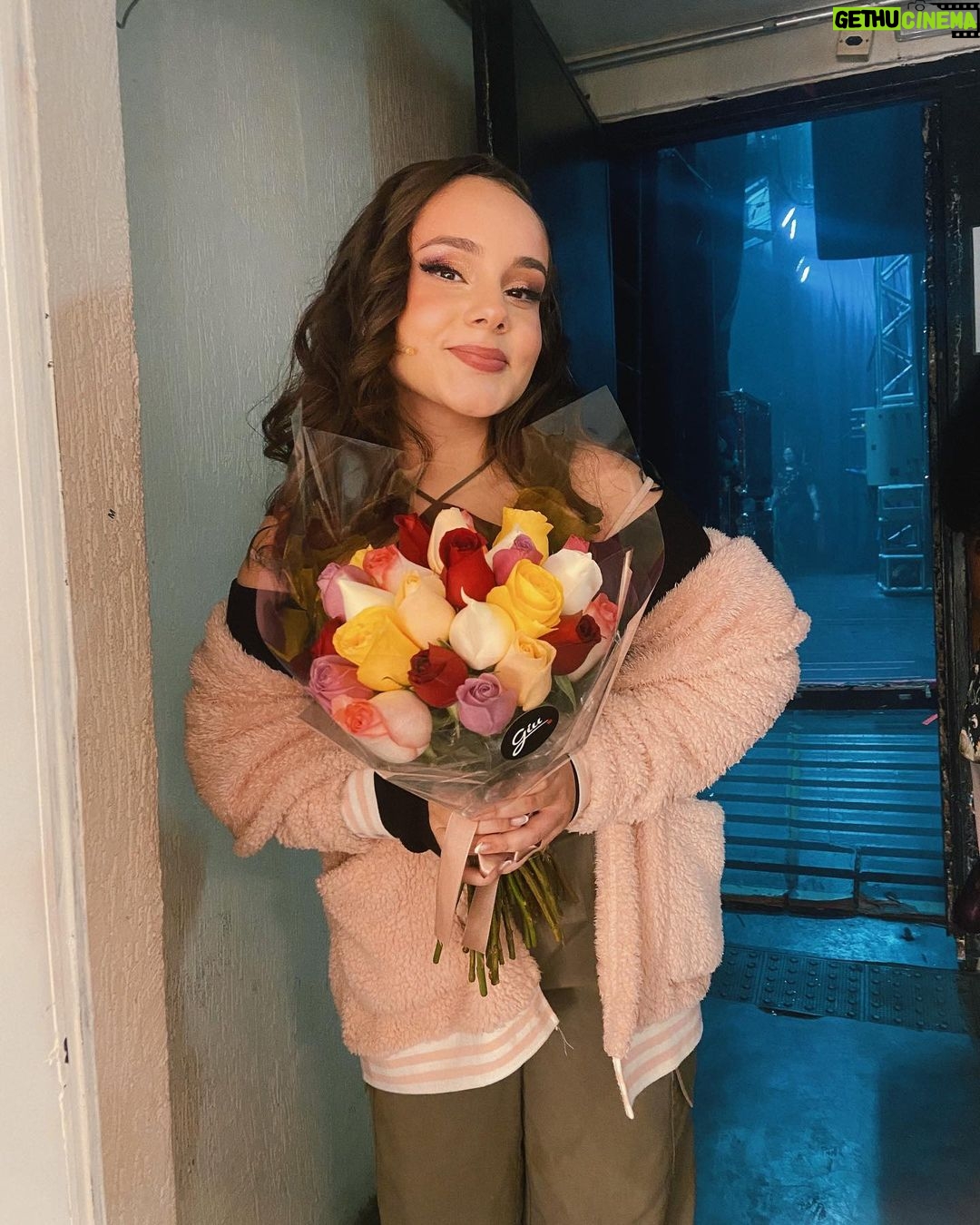 Sienna Belle Instagram - “além do arco-íris tem um lar…” e o palco é sem dúvidas o MEU LAR! <3 🌈🫧✨ tivemos nossa OPENING NIGHT! 🥹 estreamos!!! apresentamos nosso espetáculo para um público lindo, receptivo e de coração quentinho! ♥️ aaa, minha Glinda! minha Bruxa boa do Norte! 💖 grata a @fernanda_chamma e @sandrochaim por acreditar e confiar em mim para dar vida e mais cor a uma personagem tão icônica, especial e imortal! 🧚♀️💐 obrigada a cada pessoinha da nossa equipe imensa que investiu tamanha dedicação, tanto tempo e esforço para levantar nosso espetáculo em tempo recorde! <3 🥳 elenco! nós conseguimos! estreamos! e mais uma vez, encontrei uma nova família para exercer o que mais amo e contar uma história que marcou gerações! 👠✨💚🎭 obrigada @magicodeozmusical por me dar a oportunidade de reencontrar amigos e pessoas com quem eu já contracenei, admiro e amo tanto, e encontrar novos colegas em quem me inspiro, já amo e considero tanto! o teatro nos possibilita encontros com almas tão interessantes, pessoas tão diferentes de nós mesmo mas ali por um mesmo propósito… fazer teatro! <3 🫶 sou fã de cada um! thanks mommy and daddy for absolutely everything and doing the possible and impossible, sacrificing so much just to make my dream come true! i am truly so grateful! <3 love you guys ♥️ aqui está um carrossel de muito amor! fragmentos de uma noite inesquecível <3 viva a arte! viva o teatro musical! 🫧 espero vocês no nosso mundo encantado de Oz! 🎟️🫧🌈🌟