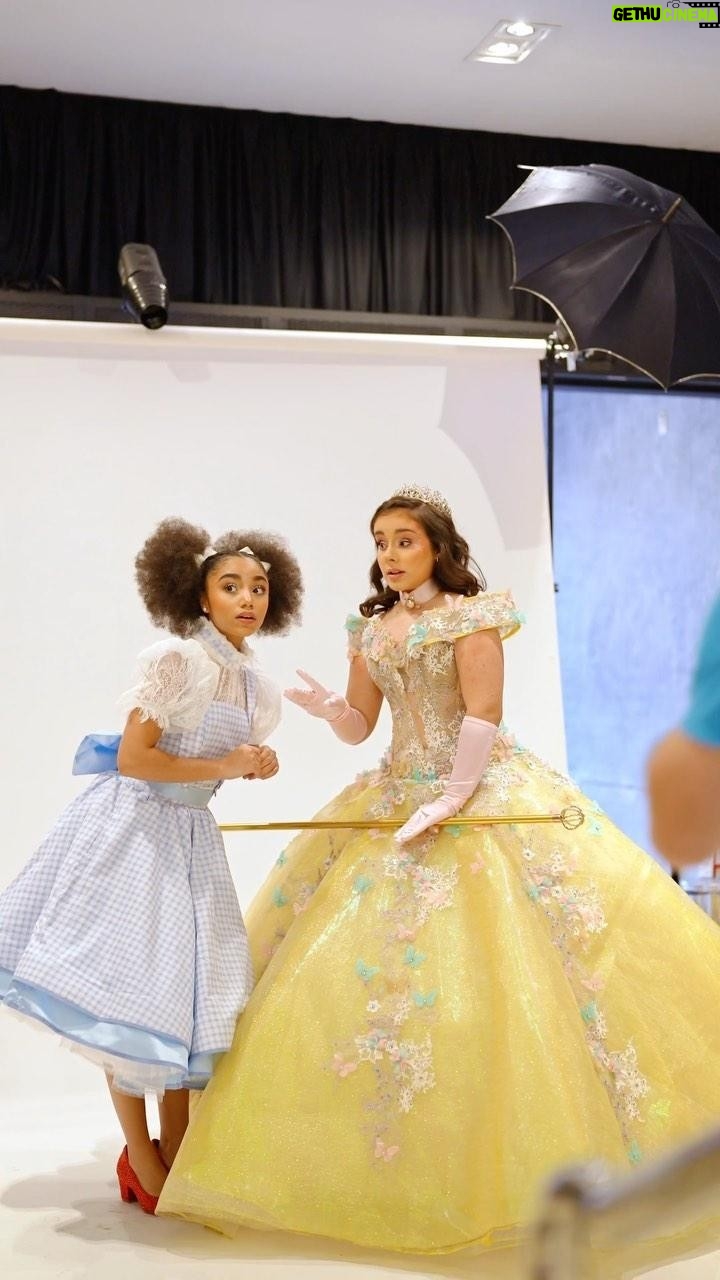 Sienna Belle - 9.1K Likes - Enquanto nosso musical não estreia, dá uma olhadinha em como foi o ensaio fotográfico com o @caiogallucci. Um arraso, não?
Já garantiu os ingressos para a nossa Cidade das Esmeraldas? Visite o link da nossa bio e venha se encantar com Dorothy e seus amigos.
🌈 Estreia em 22 de julho no Teatro Procópio Ferreira.
💚 Ingressos disponíveis no site omagicodeozmusical.com.br, link na bio.
👠 Horários:
• quinta e sexta-feira - 20h;
• sábado -15h30 e 19h30;
• domingos - 15h30
#omágicodeoz #omagicodeoz #thewizardofoz #teatromusical #musical #teatro #culturaSP
