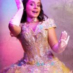 Sienna Belle Instagram – 🫧 Prestem atenção no recado da @siennabelle, a nossa Glinda que em breve vem em sua bolha para encantar Dorothy e toda Oz!

Já garantiu ingressos para a nossa Cidade das Esmeraldas?

🌈 Estreia em 22 de julho no Teatro Procópio Ferreira.
💚 Ingressos disponíveis no site omagicodeozmusical.com.br, link na bio.
👠 Horários:
• quinta e sexta-feira – 20h;
• sábado -15h30 e 19h30;
• domingos – 15h30 e 19h30. 

#omágicodeoz #omagicodeoz #thewizardofoz #teatromusical #musical #teatro #culturaSP