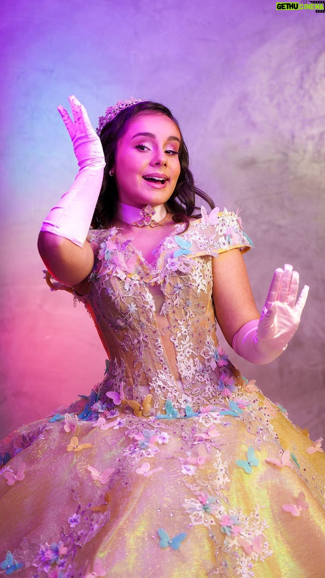 Sienna Belle - 40.5K Likes - 🫧 Prestem atenção no recado da @siennabelle, a nossa Glinda que em breve vem em sua bolha para encantar Dorothy e toda Oz!
Já garantiu ingressos para a nossa Cidade das Esmeraldas?
🌈 Estreia em 22 de julho no Teatro Procópio Ferreira.
💚 Ingressos disponíveis no site omagicodeozmusical.com.br, link na bio.
👠 Horários:
• quinta e sexta-feira - 20h;
• sábado -15h30 e 19h30;
• domingos - 15h30 e 19h30.
#omágicodeoz #omagicodeoz #thewizardofoz #teatromusical #musical #teatro #culturaSP
