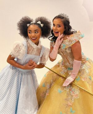Sienna Belle Instagram - ✨you’ve always had the power my dear, you just had to learn it for yourself✨ ~ Glinda, The Good Witch <3 💖🫧

estamos na reta final! 🥹🫶✨🌈
dia 22/07 no Teatro Procópio Ferreira! 🧚‍♀️

garanta já seu ingresso pelo @sympla e venham conhecer nosso mundo encantado de Oz ;) 💚