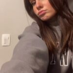 Sienna Belle Instagram – dizem que as pessoas ficam mais estilosas e se vestem melhor no frio… DIS-COR-DO! 🥲🤡🤧

parte de mim queria estar assim: moletom, em casa, chocolate quente e sériezinha :/ mas VAMOS TRABALHAAAR guerreirassss <3 😝🙈🫧🌈✨💖💐👠

#reels #explore