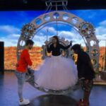 Sienna Belle Instagram - #tbt da minha primeira vez subindo na minha “bolha” de Glinda e fazendo testes de segurança pro espetáculo O Mágico de Oz! 🎀✨ *faltou registros, mas nesse dia eu fiz meu primeiro teste de voo também! (sim, eu dou uma voadinha 🙈) <3 quem foi assistir vê ainda mais de pertinho minha “bolha gigante” 🤭✨ querem mais bastidores do processo e tudo que rola no backstage? 👀💐💖
