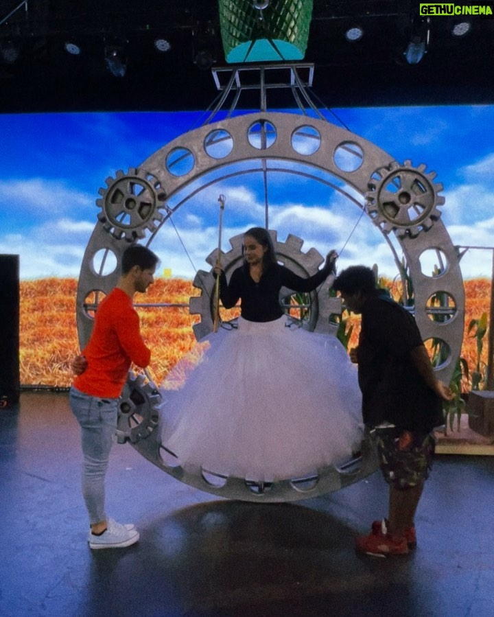 Sienna Belle - 8.1K Likes - #tbt da minha primeira vez subindo na minha “bolha” de Glinda e fazendo testes de segurança pro espetáculo O Mágico de Oz! 🎀✨
*faltou registros, mas nesse dia eu fiz meu primeiro teste de voo também! (sim, eu dou uma voadinha 🙈) <3
quem foi assistir vê ainda mais de pertinho minha “bolha gigante” 🤭✨
querem mais bastidores do processo e tudo que rola no backstage? 👀💐💖