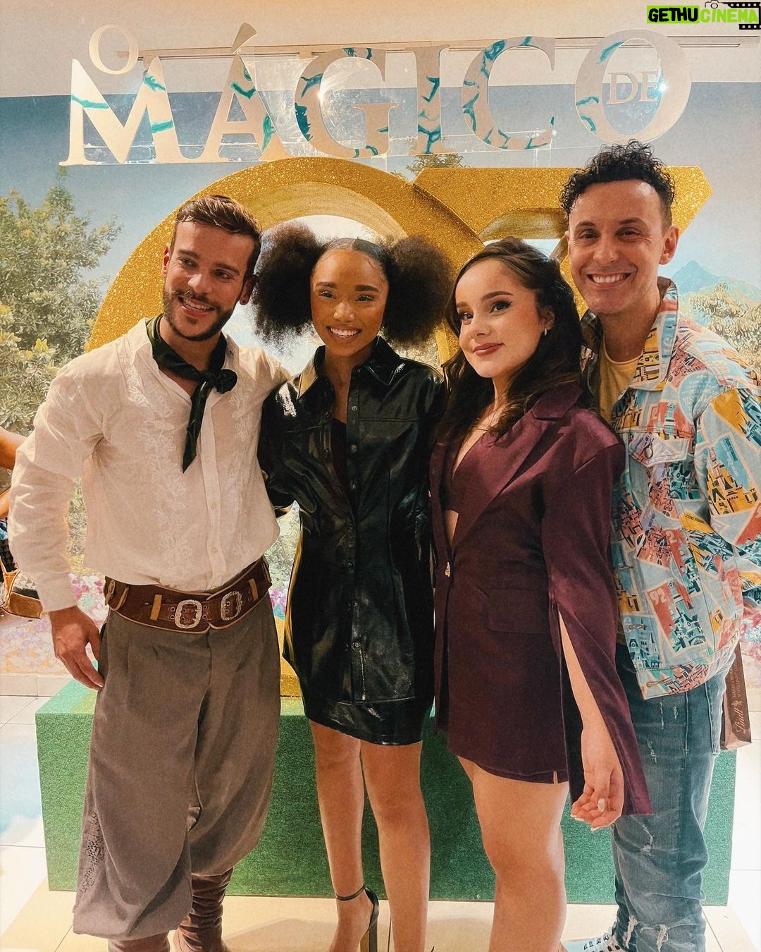 Sienna Belle Instagram - “além do arco-íris tem um lar…” e o palco é sem dúvidas o MEU LAR! <3 🌈🫧✨ tivemos nossa OPENING NIGHT! 🥹 estreamos!!! apresentamos nosso espetáculo para um público lindo, receptivo e de coração quentinho! ♥️ aaa, minha Glinda! minha Bruxa boa do Norte! 💖 grata a @fernanda_chamma e @sandrochaim por acreditar e confiar em mim para dar vida e mais cor a uma personagem tão icônica, especial e imortal! 🧚♀️💐 obrigada a cada pessoinha da nossa equipe imensa que investiu tamanha dedicação, tanto tempo e esforço para levantar nosso espetáculo em tempo recorde! <3 🥳 elenco! nós conseguimos! estreamos! e mais uma vez, encontrei uma nova família para exercer o que mais amo e contar uma história que marcou gerações! 👠✨💚🎭 obrigada @magicodeozmusical por me dar a oportunidade de reencontrar amigos e pessoas com quem eu já contracenei, admiro e amo tanto, e encontrar novos colegas em quem me inspiro, já amo e considero tanto! o teatro nos possibilita encontros com almas tão interessantes, pessoas tão diferentes de nós mesmo mas ali por um mesmo propósito… fazer teatro! <3 🫶 sou fã de cada um! thanks mommy and daddy for absolutely everything and doing the possible and impossible, sacrificing so much just to make my dream come true! i am truly so grateful! <3 love you guys ♥️ aqui está um carrossel de muito amor! fragmentos de uma noite inesquecível <3 viva a arte! viva o teatro musical! 🫧 espero vocês no nosso mundo encantado de Oz! 🎟️🫧🌈🌟