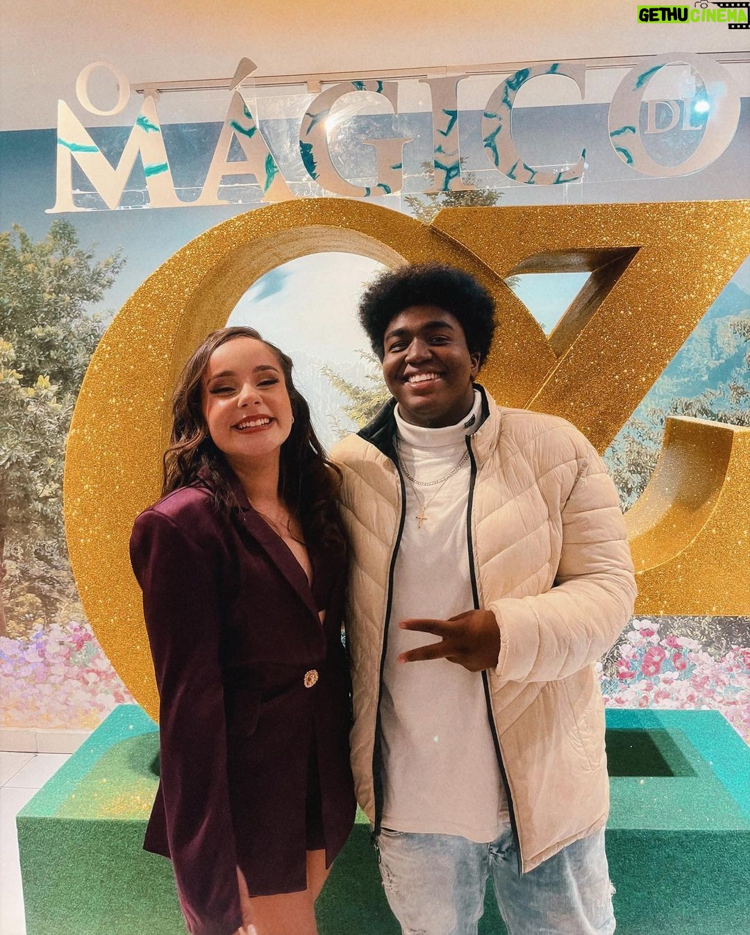Sienna Belle Instagram - “além do arco-íris tem um lar…” e o palco é sem dúvidas o MEU LAR! <3 🌈🫧✨ tivemos nossa OPENING NIGHT! 🥹 estreamos!!! apresentamos nosso espetáculo para um público lindo, receptivo e de coração quentinho! ♥️ aaa, minha Glinda! minha Bruxa boa do Norte! 💖 grata a @fernanda_chamma e @sandrochaim por acreditar e confiar em mim para dar vida e mais cor a uma personagem tão icônica, especial e imortal! 🧚♀️💐 obrigada a cada pessoinha da nossa equipe imensa que investiu tamanha dedicação, tanto tempo e esforço para levantar nosso espetáculo em tempo recorde! <3 🥳 elenco! nós conseguimos! estreamos! e mais uma vez, encontrei uma nova família para exercer o que mais amo e contar uma história que marcou gerações! 👠✨💚🎭 obrigada @magicodeozmusical por me dar a oportunidade de reencontrar amigos e pessoas com quem eu já contracenei, admiro e amo tanto, e encontrar novos colegas em quem me inspiro, já amo e considero tanto! o teatro nos possibilita encontros com almas tão interessantes, pessoas tão diferentes de nós mesmo mas ali por um mesmo propósito… fazer teatro! <3 🫶 sou fã de cada um! thanks mommy and daddy for absolutely everything and doing the possible and impossible, sacrificing so much just to make my dream come true! i am truly so grateful! <3 love you guys ♥️ aqui está um carrossel de muito amor! fragmentos de uma noite inesquecível <3 viva a arte! viva o teatro musical! 🫧 espero vocês no nosso mundo encantado de Oz! 🎟️🫧🌈🌟