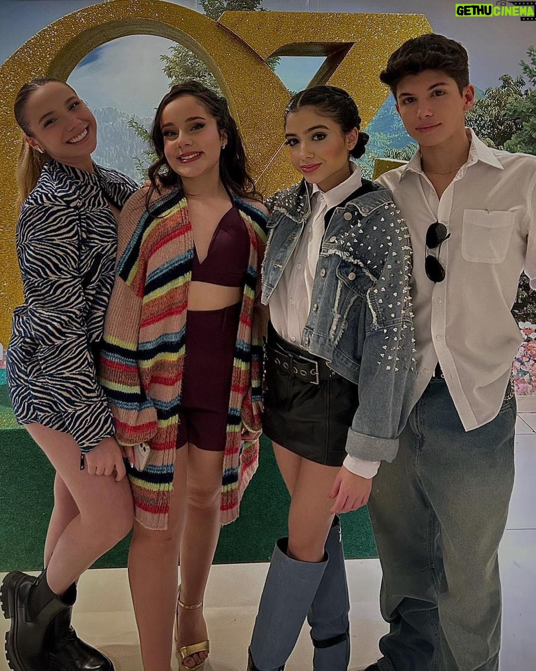 Sienna Belle Instagram - “além do arco-íris tem um lar…” e o palco é sem dúvidas o MEU LAR! <3 🌈🫧✨ tivemos nossa OPENING NIGHT! 🥹 estreamos!!! apresentamos nosso espetáculo para um público lindo, receptivo e de coração quentinho! ♥️ aaa, minha Glinda! minha Bruxa boa do Norte! 💖 grata a @fernanda_chamma e @sandrochaim por acreditar e confiar em mim para dar vida e mais cor a uma personagem tão icônica, especial e imortal! 🧚♀️💐 obrigada a cada pessoinha da nossa equipe imensa que investiu tamanha dedicação, tanto tempo e esforço para levantar nosso espetáculo em tempo recorde! <3 🥳 elenco! nós conseguimos! estreamos! e mais uma vez, encontrei uma nova família para exercer o que mais amo e contar uma história que marcou gerações! 👠✨💚🎭 obrigada @magicodeozmusical por me dar a oportunidade de reencontrar amigos e pessoas com quem eu já contracenei, admiro e amo tanto, e encontrar novos colegas em quem me inspiro, já amo e considero tanto! o teatro nos possibilita encontros com almas tão interessantes, pessoas tão diferentes de nós mesmo mas ali por um mesmo propósito… fazer teatro! <3 🫶 sou fã de cada um! thanks mommy and daddy for absolutely everything and doing the possible and impossible, sacrificing so much just to make my dream come true! i am truly so grateful! <3 love you guys ♥️ aqui está um carrossel de muito amor! fragmentos de uma noite inesquecível <3 viva a arte! viva o teatro musical! 🫧 espero vocês no nosso mundo encantado de Oz! 🎟️🫧🌈🌟