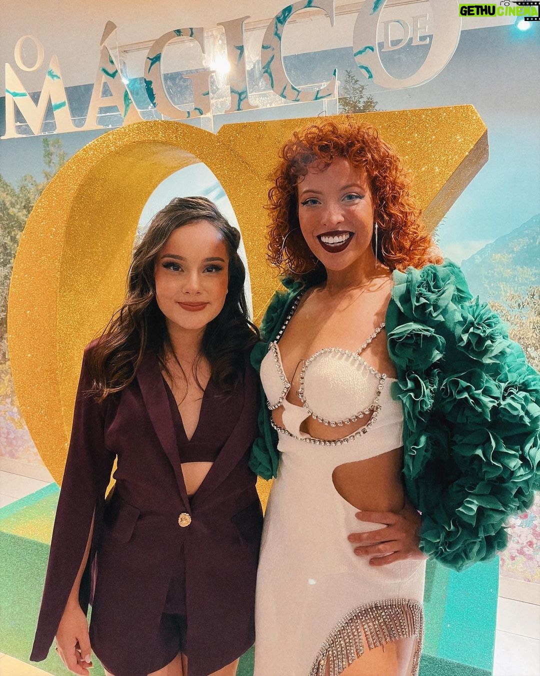 Sienna Belle Instagram - “além do arco-íris tem um lar…” e o palco é sem dúvidas o MEU LAR! <3 🌈🫧✨ tivemos nossa OPENING NIGHT! 🥹 estreamos!!! apresentamos nosso espetáculo para um público lindo, receptivo e de coração quentinho! ♥️ aaa, minha Glinda! minha Bruxa boa do Norte! 💖 grata a @fernanda_chamma e @sandrochaim por acreditar e confiar em mim para dar vida e mais cor a uma personagem tão icônica, especial e imortal! 🧚♀️💐 obrigada a cada pessoinha da nossa equipe imensa que investiu tamanha dedicação, tanto tempo e esforço para levantar nosso espetáculo em tempo recorde! <3 🥳 elenco! nós conseguimos! estreamos! e mais uma vez, encontrei uma nova família para exercer o que mais amo e contar uma história que marcou gerações! 👠✨💚🎭 obrigada @magicodeozmusical por me dar a oportunidade de reencontrar amigos e pessoas com quem eu já contracenei, admiro e amo tanto, e encontrar novos colegas em quem me inspiro, já amo e considero tanto! o teatro nos possibilita encontros com almas tão interessantes, pessoas tão diferentes de nós mesmo mas ali por um mesmo propósito… fazer teatro! <3 🫶 sou fã de cada um! thanks mommy and daddy for absolutely everything and doing the possible and impossible, sacrificing so much just to make my dream come true! i am truly so grateful! <3 love you guys ♥️ aqui está um carrossel de muito amor! fragmentos de uma noite inesquecível <3 viva a arte! viva o teatro musical! 🫧 espero vocês no nosso mundo encantado de Oz! 🎟️🫧🌈🌟