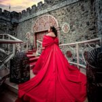 Sienna Belle Instagram - A talentosíssima @siennabelle mostrou na 2° edição do @projetomakeawish que além de cantora pop e atriz, ela também arrasa como modelo ao desfilar pelo castelo com um dos designs do @israelvalentimoficial ❤️🎬 Foto @criativyestudio | @charlessartori Vestidos @israelvalentimoficial Espaço @montecasteloeventosoficial Assessoria @assessoria_viviantrevisan Beauty @moisescardeiro_ Jóias @camilagrantdebutantes Personagens @biagiproducoes Cenografia @wiltondecoracoes DJ @dj.leolima.oficial Doces Finos e Bolo @dibetha #beauty #influencer #fashion #fotoshooting #ensaiofotografico #fotografia #moda #eventos #digitalinfluencer #youtuber #debutante #15anos #atriz #projetomakeawish #siennabelle #cantora Monte Castelo Eventos Oficial