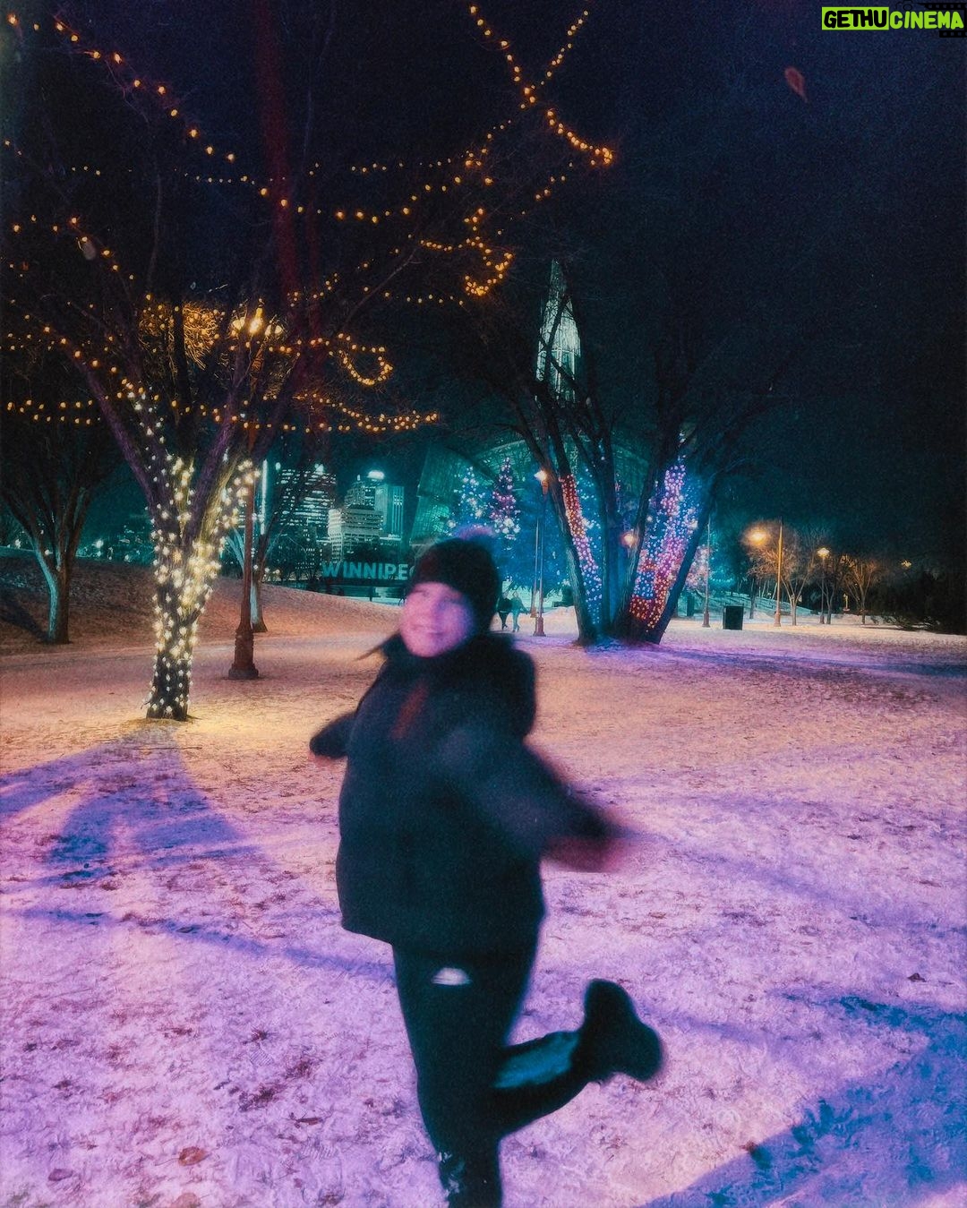 Sienna Belle Instagram - baby it’s cold outside. ❄️✨🍁🇨🇦⛄️♥️