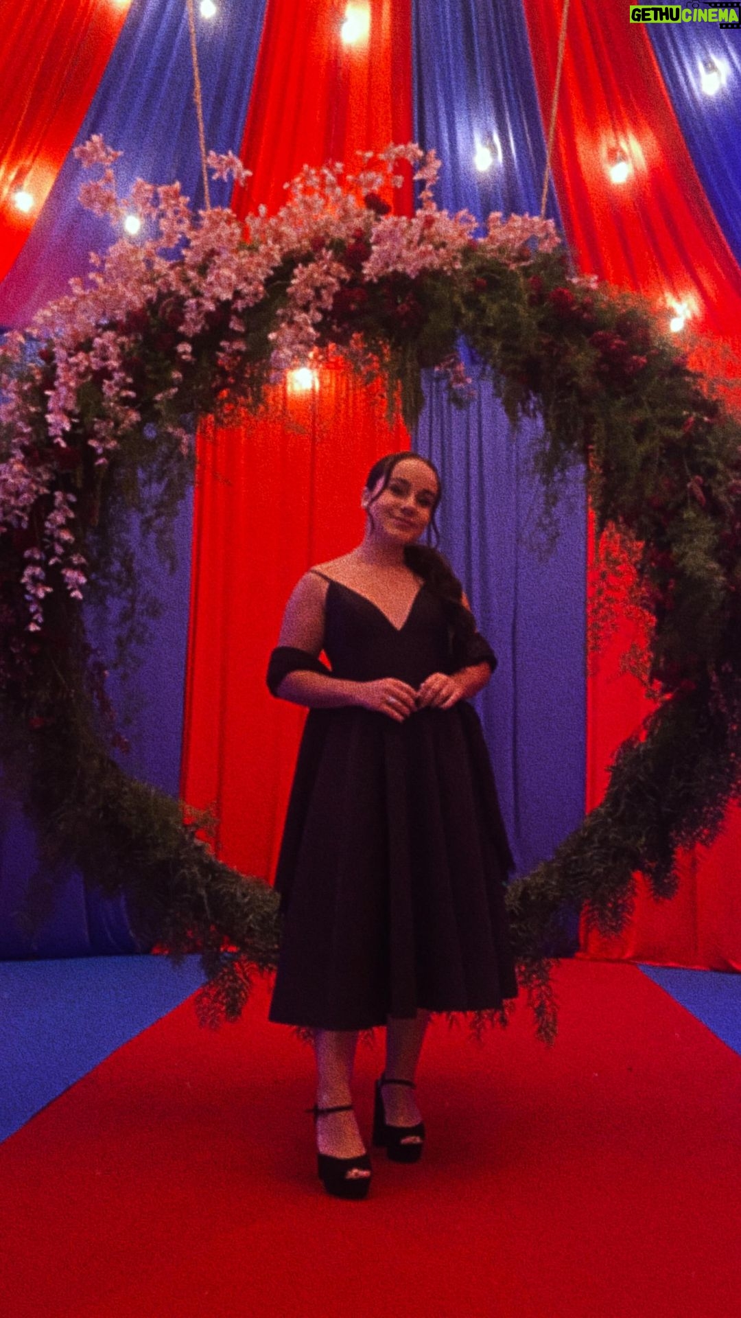 Sienna Belle Instagram - life is a party, dress like it! make them stop, and stare! 🤎✨🦋 about last saturday night… meu vestido mega fino e elegante by @pegueidasophie <3 estava apaixonada em cada preciosidade do ateliê, e sabia que queria vestir algo deles pra festa de XV da minha amiga! 🥹✨💌 obrigada meninas da equipe, me senti uma verdadeira princesa e estava tudo perfeito! 🤎 #pegueidasophie #xv #heelshigh #standardshigh #killbill #reels #explore #ootd #lookperfeito #party #lastnight 🦋