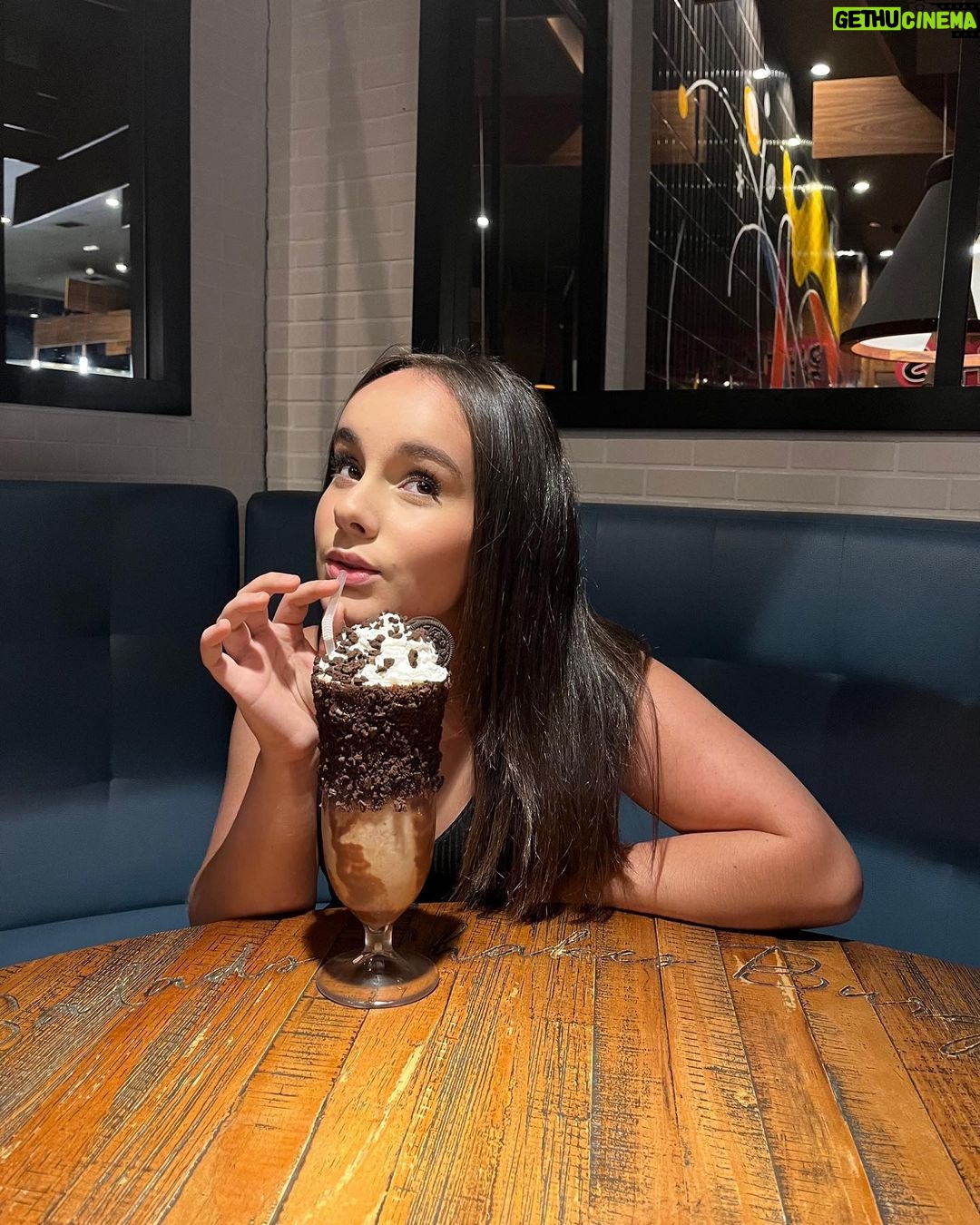 Sienna Belle Instagram - sábado de manhã eu olhei pra minha mãe de disse: “tô afim de fazer um rolê gastronômico com uma boa companhia!” e ela logo pensou no @kharinaoficial ♥️ pensa num espaço gostoso, atendimento nota 1000, e tem muita variedade de prato, entradas e sobremesas deliciosaaaas! 🤤 queria deixar registrado essa noite, e deixar vocês babando com alguns dos nossos pedidos! hihihi 🙈❤️🔥 Obrigada @kharinaoficial <3 tudo impecável!!
