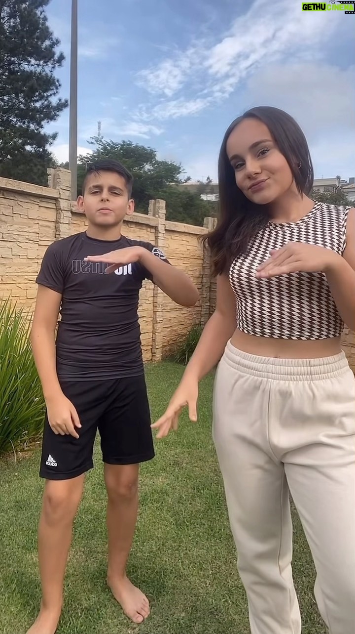 Sienna Belle Instagram - eita como dançam, viu? hahaha ele não fazia ideia que tava dançando sozinho KKKKKKK ficou bravinho depois? SIM! mas tudo pelo conteúdo né? 🙈😝 #reels #dancinhas #explorar #explorepage #explore #pov
