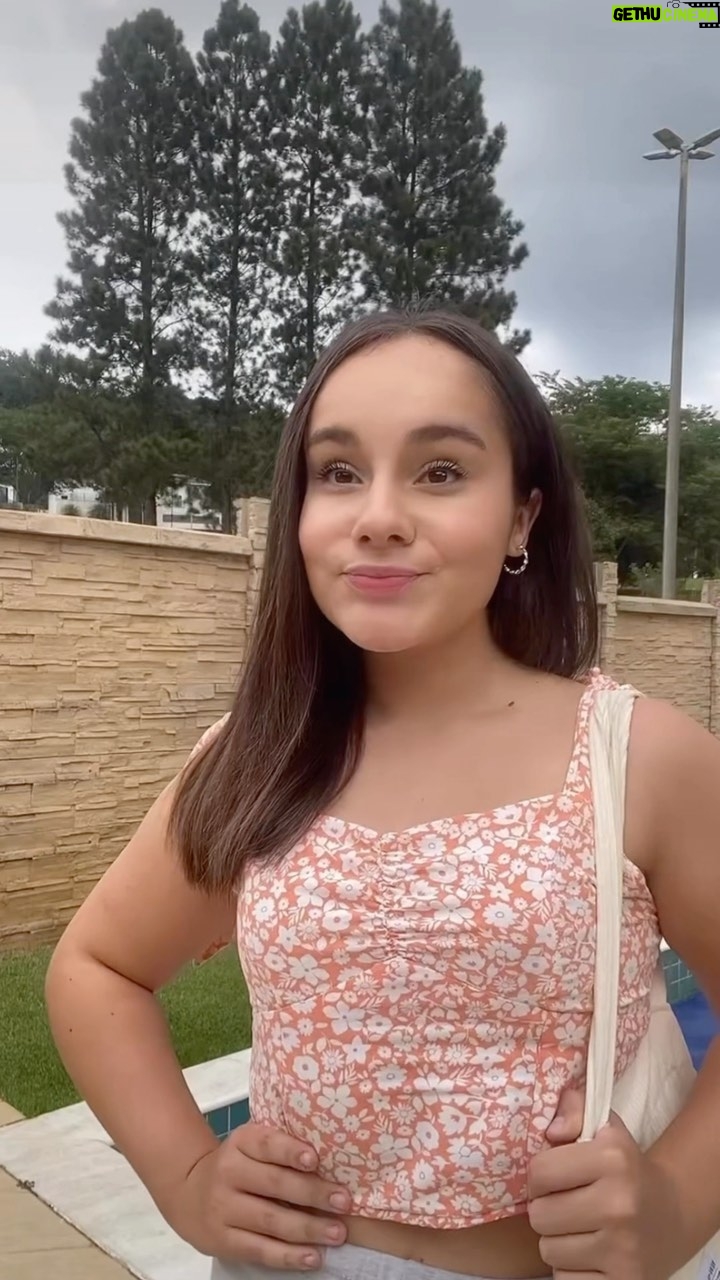 Sienna Belle Instagram - EM QUE MOMENTO DESSE VÍDEO VOCÊ PERCEBEU QUE ESSA VOZ É MINHA? 😝🙈 sim, minha voz de neném de uns 8 anos atrás! eita como eu era malvadaaa… é treta, discussão e mais treta entre a Frida e a Dulce Maria, né? 🥲 quem aí tá assistindo na Netflix? ♥️ #reels #sienna #frida #carinhadeanjo #sbt #dublagem #explore #explorepage #explorepage #pov #tbt #voiceover