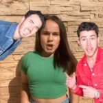 Sienna Belle Instagram - invejosos dirão que é montagem… 😝🙈 queeeem disse que eu nunca iria cantar com os Jonas Brothers? 😆 bem que eles podiam vir fazer a tour aqui no Brasil, né? TEM CRIANÇA CHORANDOOO AQUIII! 🥲 @jonasbrothers come to Braziiiiil! 🥹🫶✨