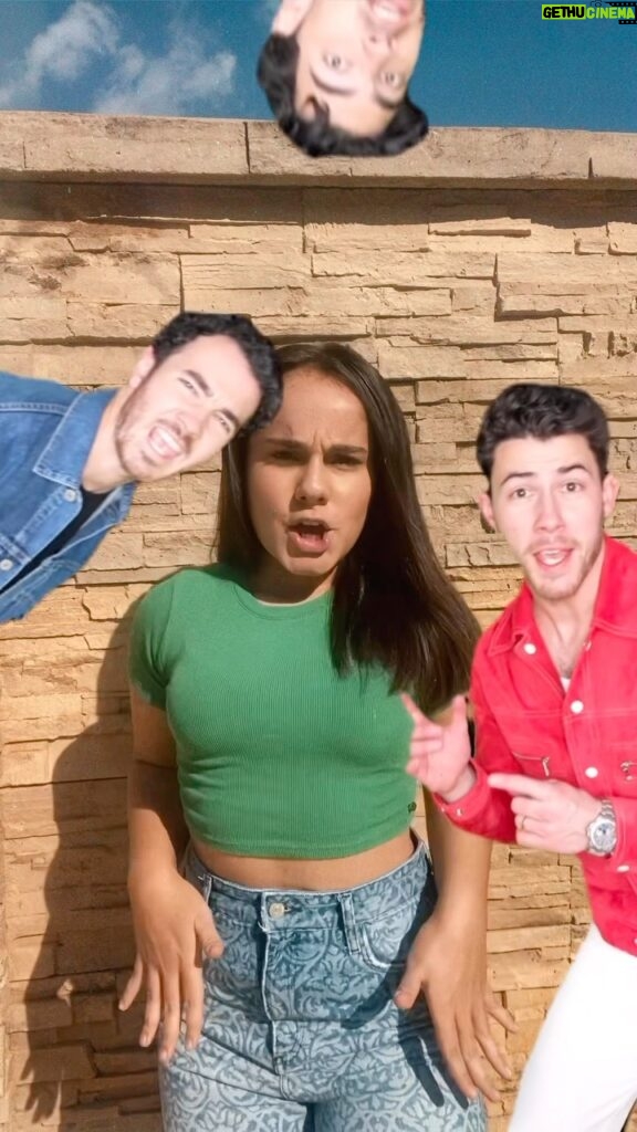 Sienna Belle Instagram - invejosos dirão que é montagem… 😝🙈 queeeem disse que eu nunca iria cantar com os Jonas Brothers? 😆 bem que eles podiam vir fazer a tour aqui no Brasil, né? TEM CRIANÇA CHORANDOOO AQUIII! 🥲 @jonasbrothers come to Braziiiiil! 🥹🫶✨