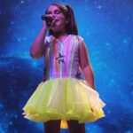 Sienna Belle Instagram - #tbt das pérolas e diferentes fases da “sienna cantora” <3 🥹🫶✨ temos muitas mini Siennas, no palco, no estúdio… e a Sienna mais crescida e madura tudo junto e misturado! 💗 quem aí sente falta de um show? EU! 🙋‍♀️🥲 (a última foto é A MELHOR!) 🥹🥰