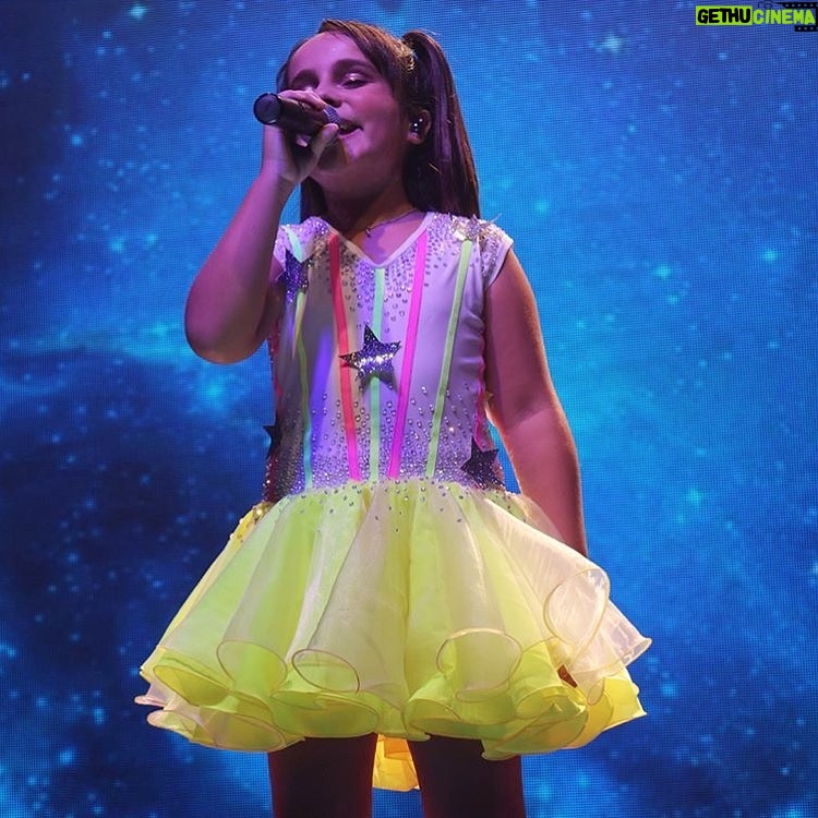 Sienna Belle Instagram - #tbt das pérolas e diferentes fases da “sienna cantora” <3 🥹🫶✨ temos muitas mini Siennas, no palco, no estúdio… e a Sienna mais crescida e madura tudo junto e misturado! 💗 quem aí sente falta de um show? EU! 🙋♀️🥲 (a última foto é A MELHOR!) 🥹🥰
