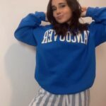 Sienna Belle Instagram - tá, vocês já devem estar cansadoooos de ver esse moletom! 🫣 VOCÊS QUE LUTEM VIU? 😝 meu fav da vida! <3 🥹✨ o estilo é pra poucos, viu? calça listrada do pijama é o auge! 🙈 HAHAHA #reels #explore #explorepage #explorar